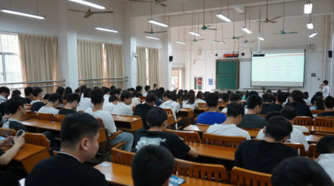 好景进校园——广西经贸职业技术学院校园招聘专场宣讲会顺利开展